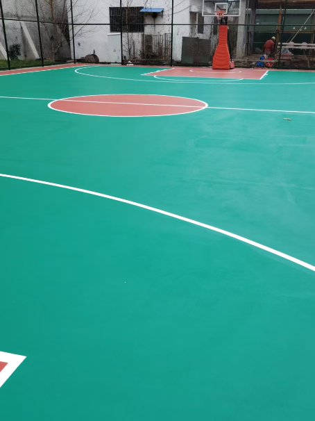 白玉 球场长期使用易出现地面开裂